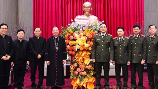 Phối hợp vận động, tuyên truyền bà con giáo dân thực hiện tốt các chủ trương, đường lối của Đảng